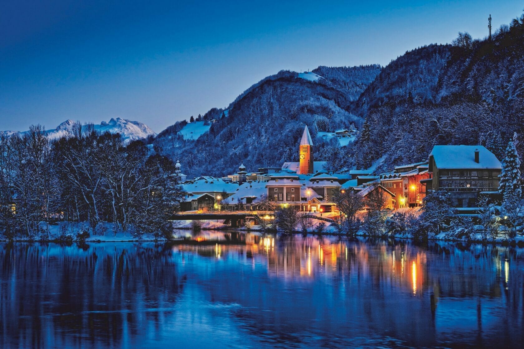 Hallein am Abend im Winter