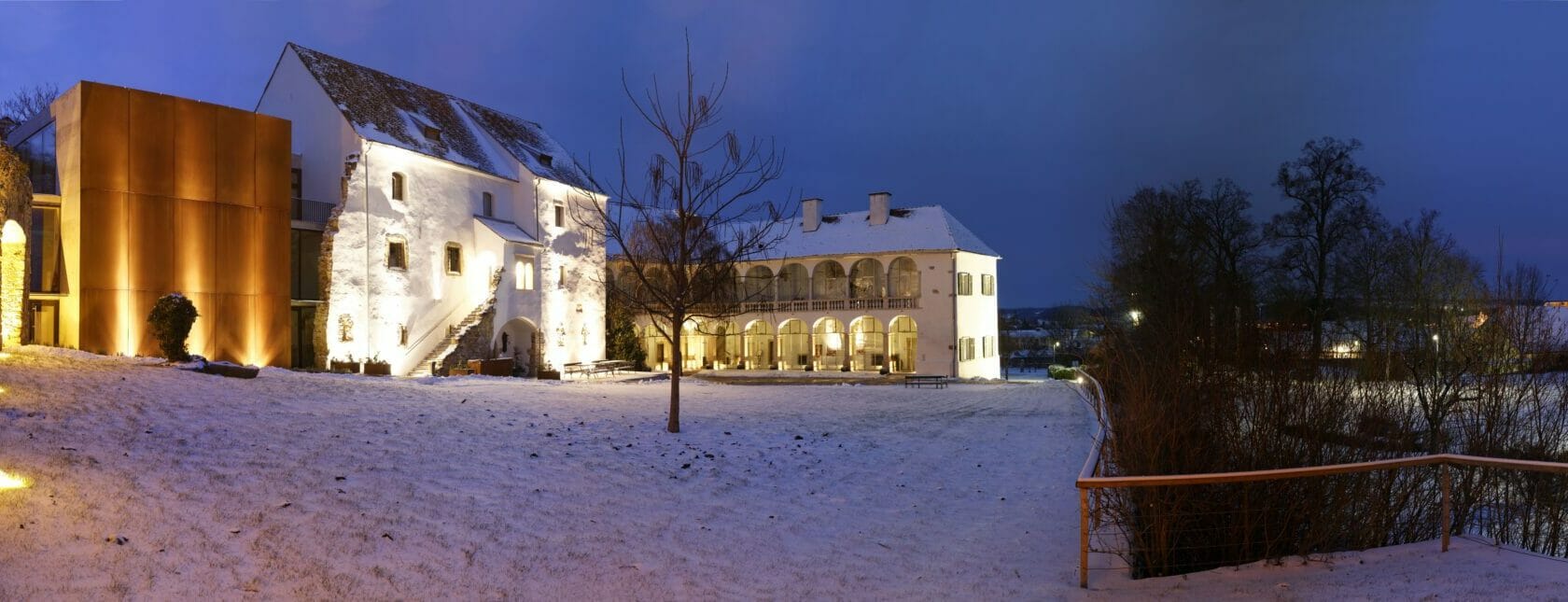 Schloss Hartberg am Abend im Winter