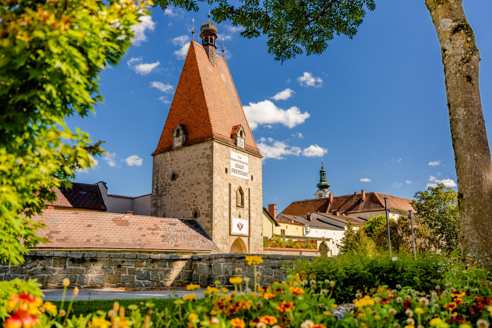 Stadtplatz mit historischen Gebäuden in der kleinen historischen Stadt Freistadt.