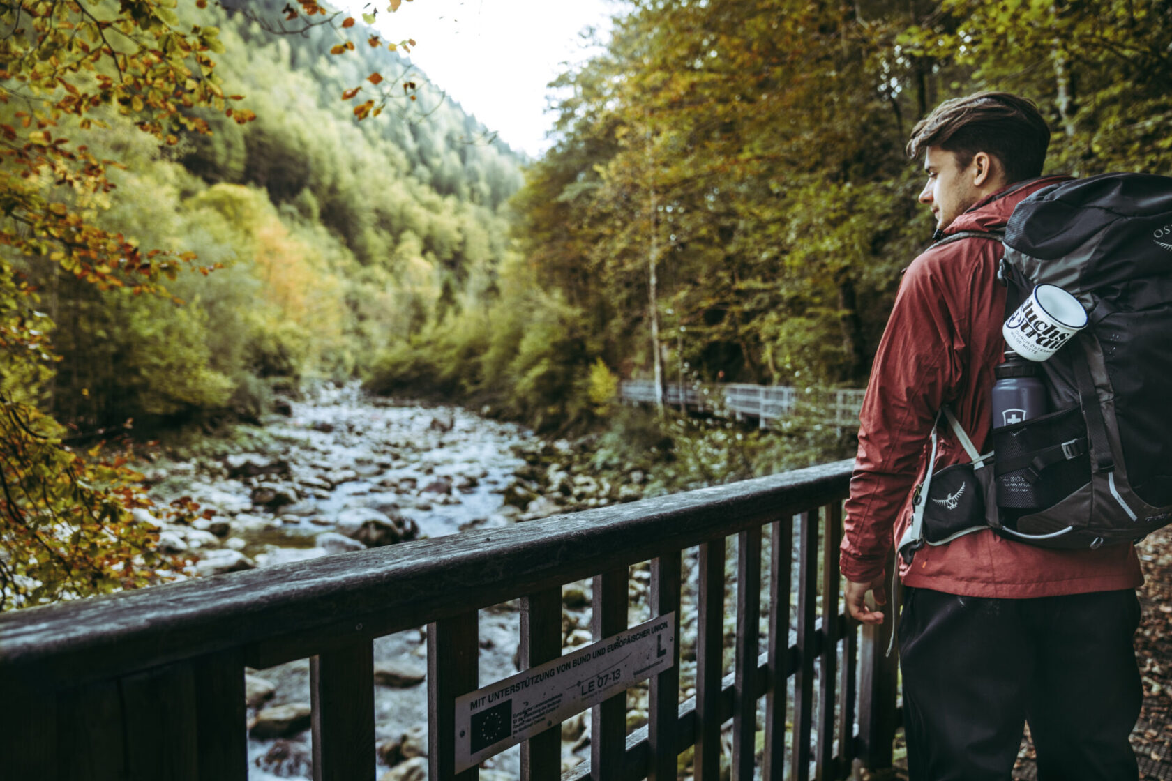 Fluss mit Steg mit Landschaft